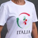 PADIGLIONE ITALIA EXPO DUBAI GIOVANI VOLONATRI VESTITI DA UN AZIENDA ITALIANA